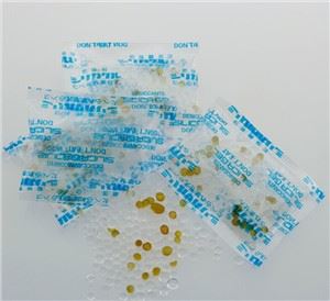 Paquetes de gel de sílice que indican naranja